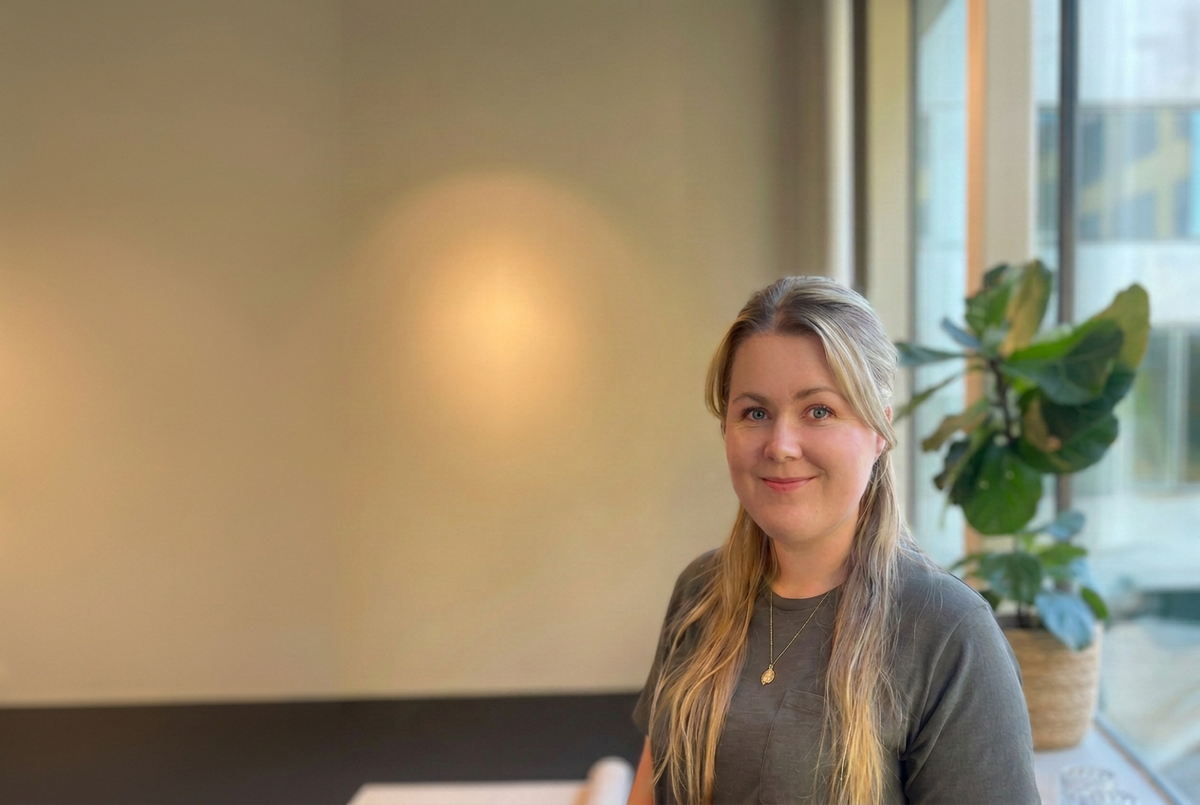 Mer utzoomat porträtt med betydligt mer bakgrund